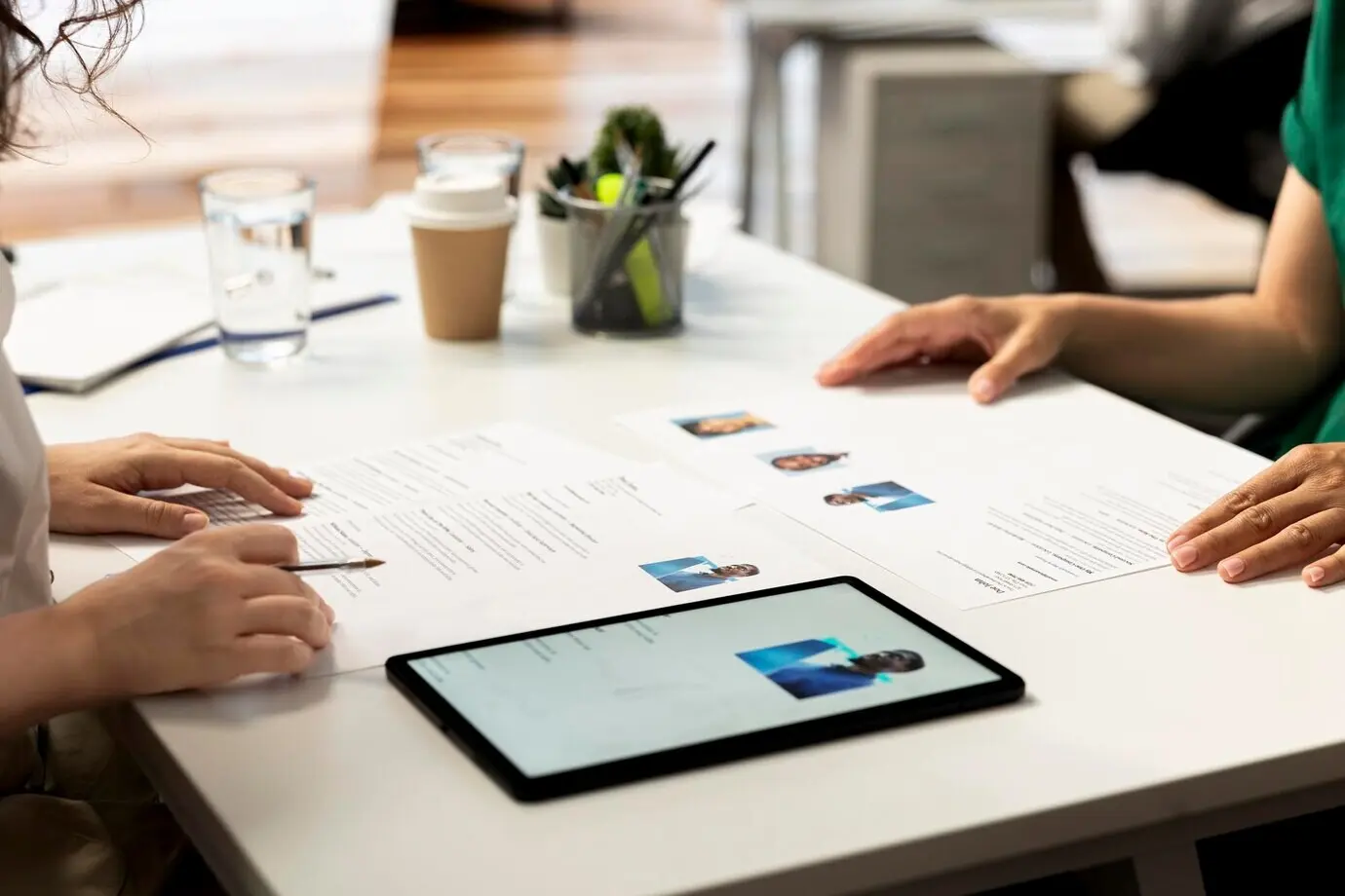 HR-менеджер с помощью устройства оценивает, соответствует ли квалификация кандидата требованиям.