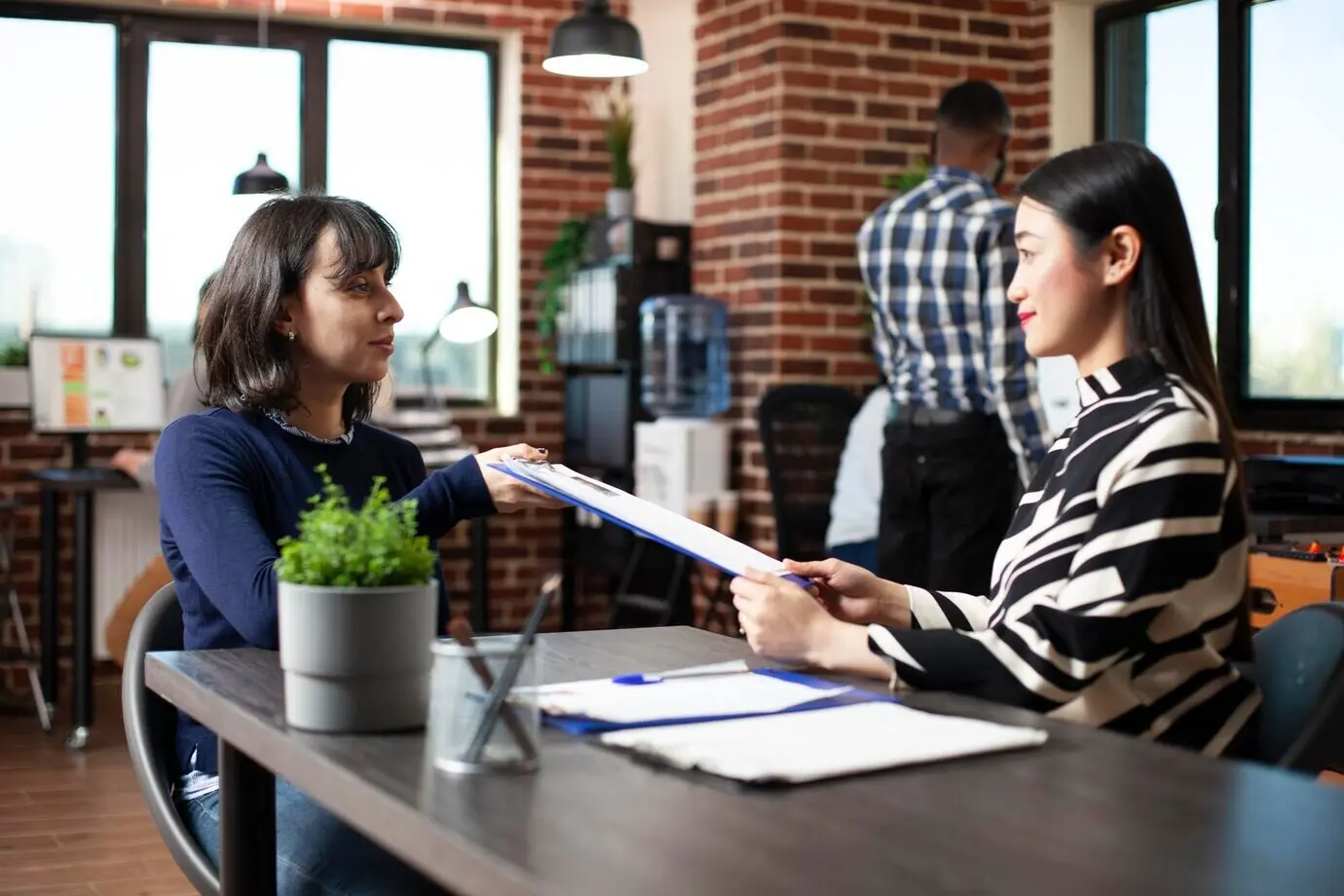 Кандидат подаёт резюме рекрутеру.